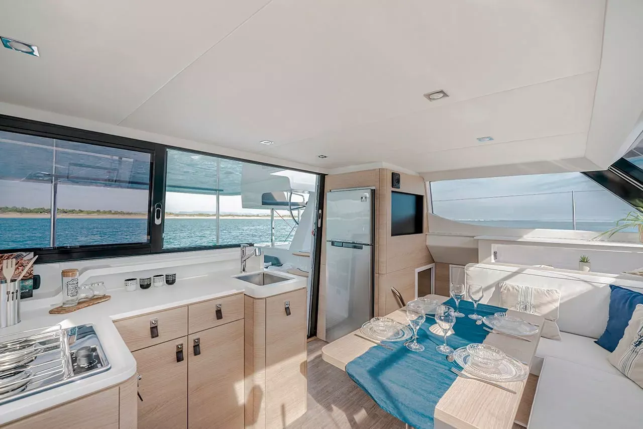 Étkező az Aventura katamaránon