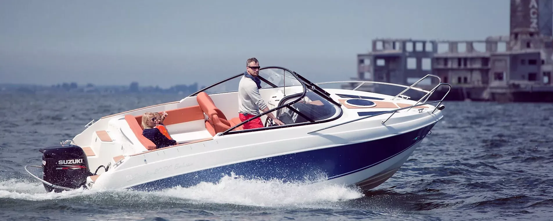 A Coaster 600 daycruiser elektromos és benzines motorral is eléhető