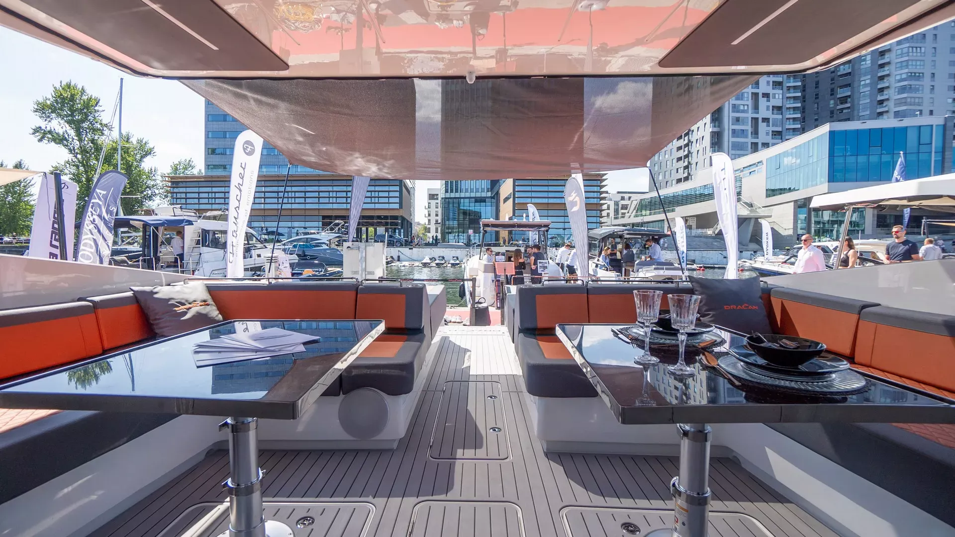 Dracan katamarán hajóbelső