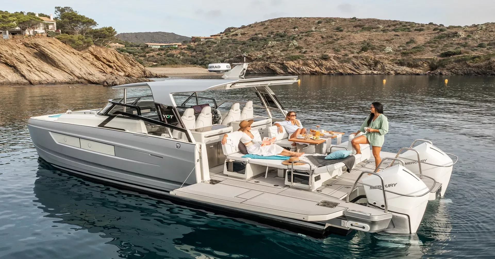 YOT 36 luxuskatamarán