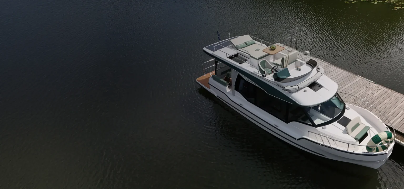 Suncamper 36 lakóhajó flybridge-dzsel, kikötőben felülnézetből