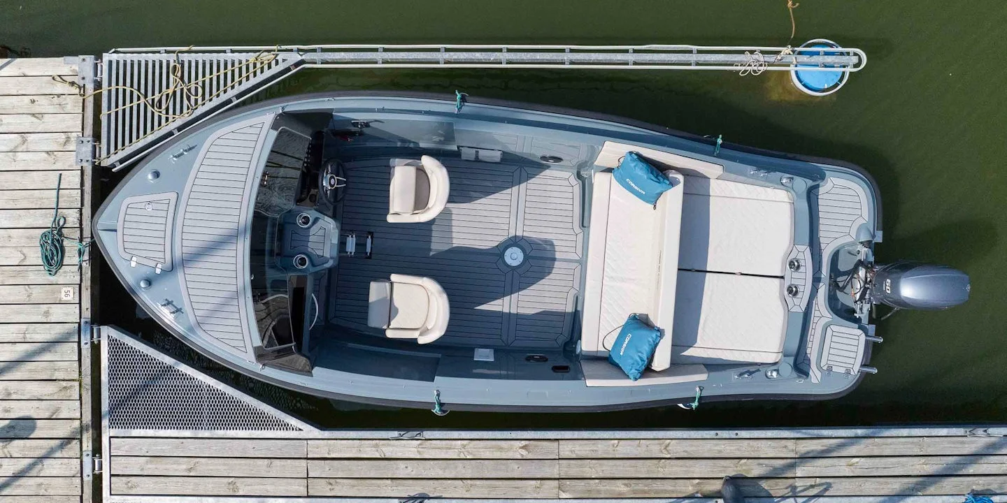 Corsiva 607 Runabout felülnézetből, kikötve, ülésekkel és ülőpaddal