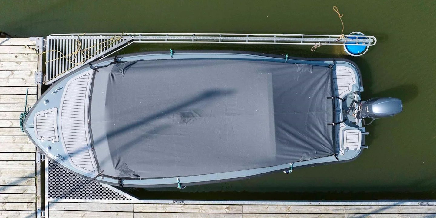 Corsiva 607 Runabout felülnézetből, védőponyvával letakarva