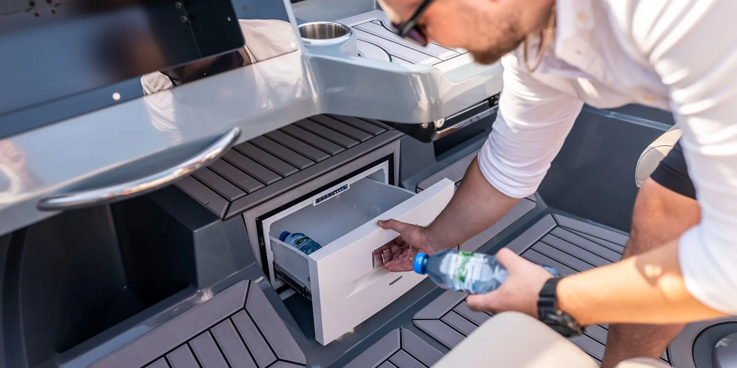 Corsiva 607 Runabout kormányállás és kihúzható hűtőfiók
