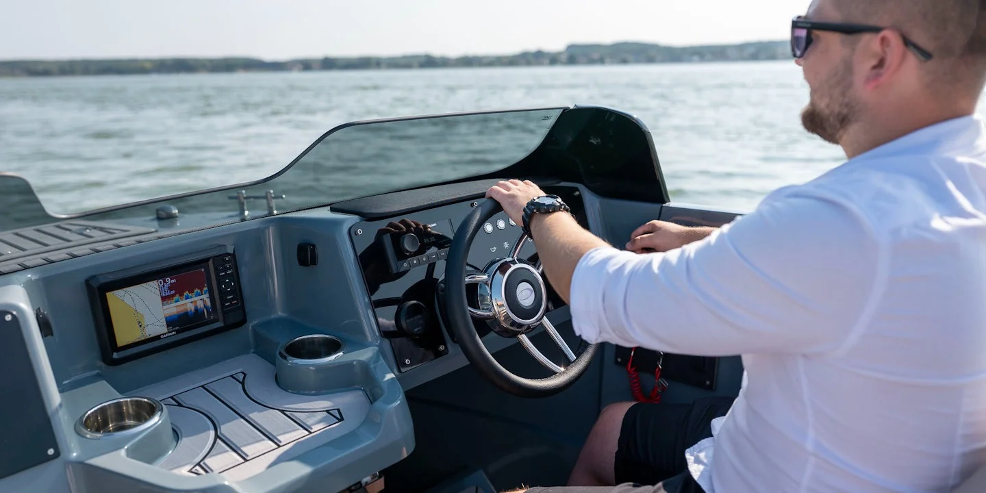 Corsiva 607 Runabout kormánykerék és térképes plotter vezetővel