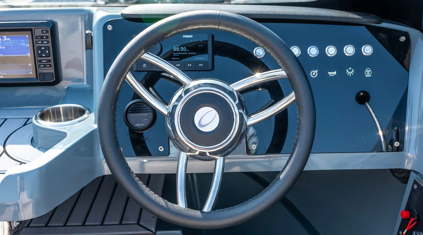 Corsiva 607 Runabout kormánykerék és műszerfal közelről