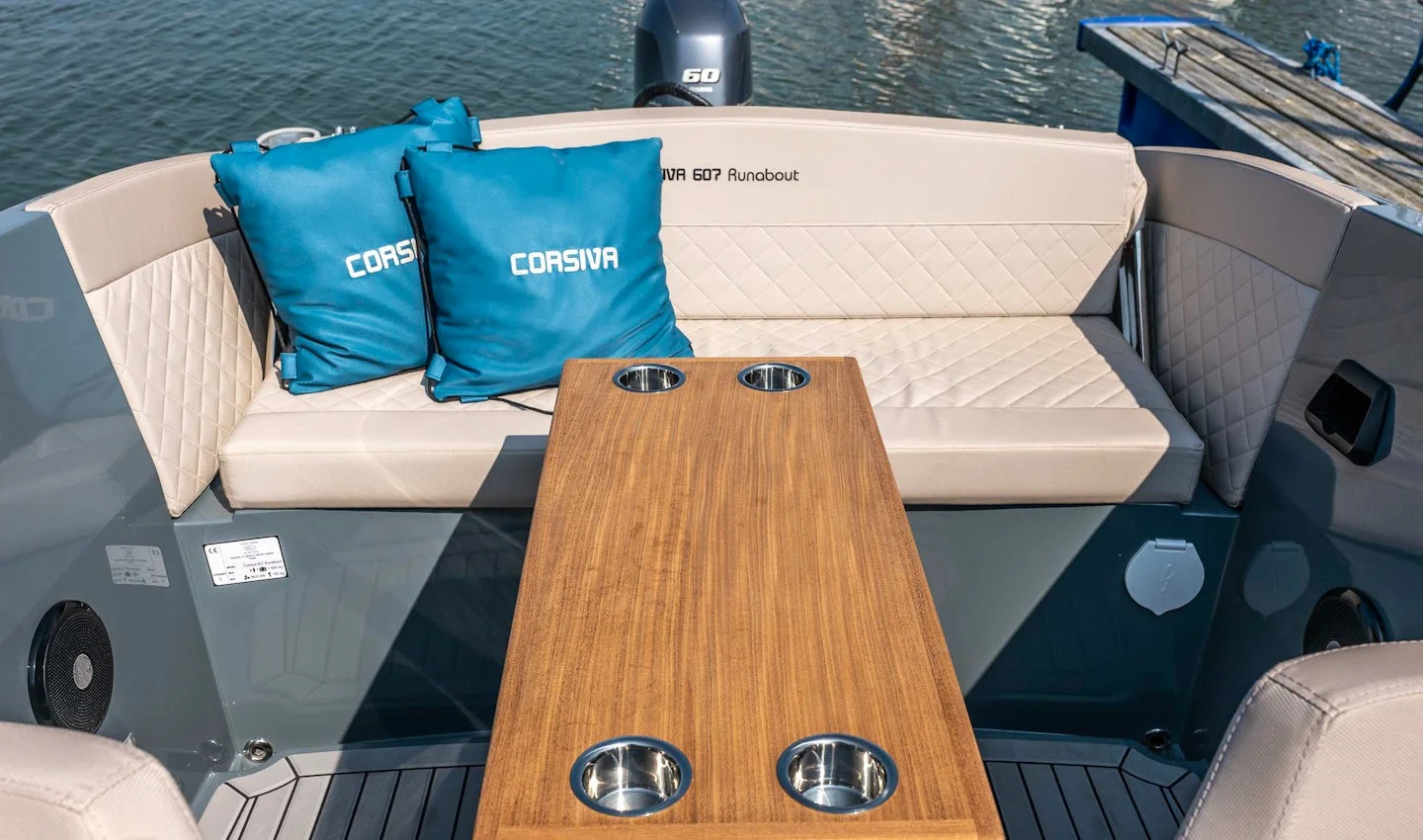 Corsiva 607 Runabout Corsiva párnákkal és teak asztallal