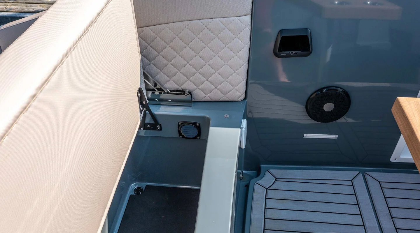 Corsiva 607 Runabout tároló a tatpad alatt