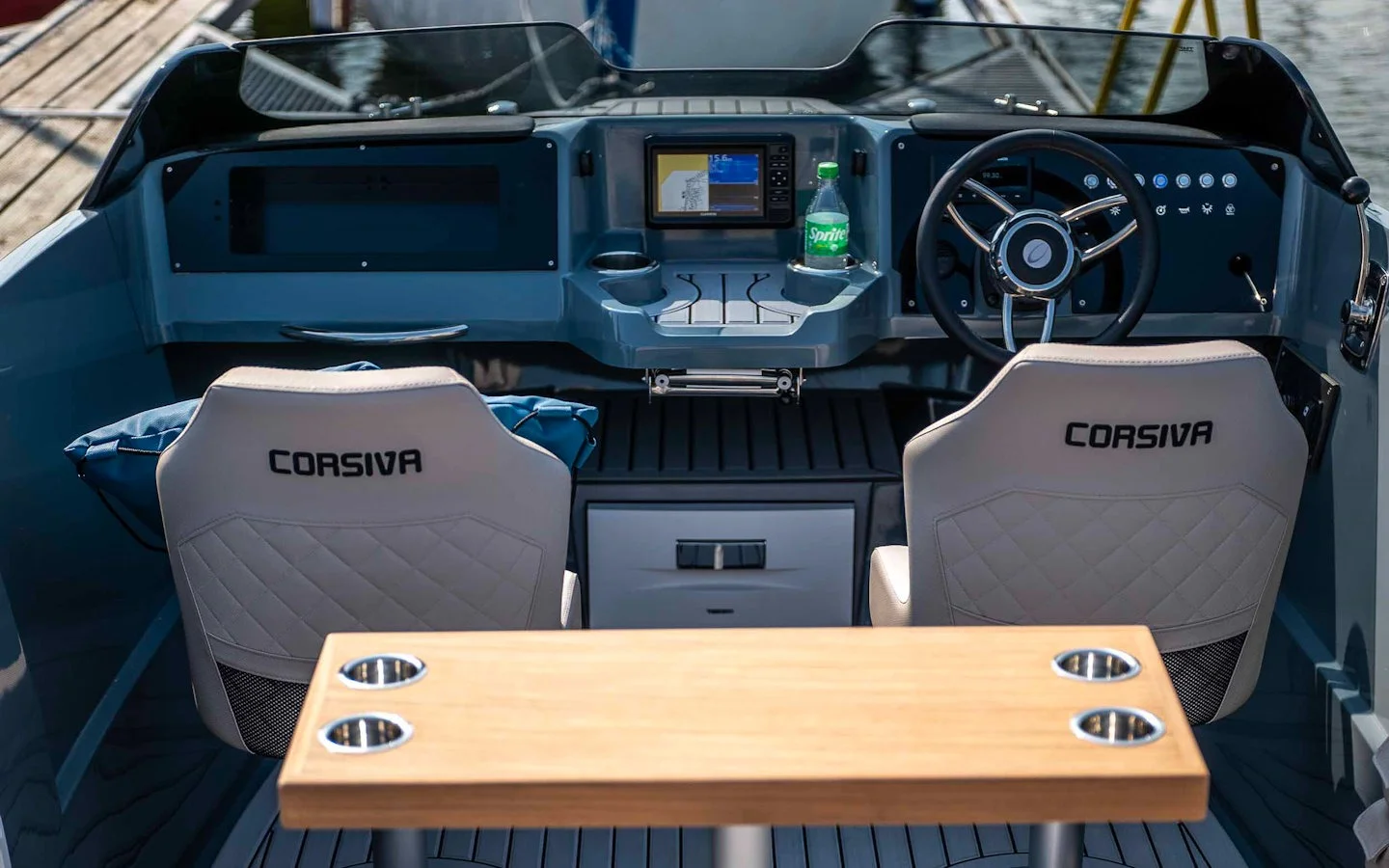 Corsiva 607 Runabout kormányállás és ülések szemből, teakasztallal