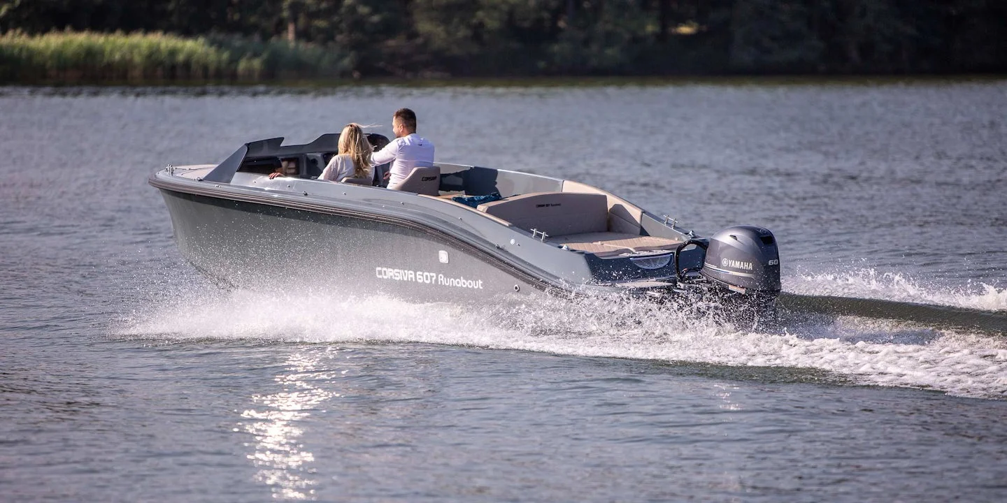 Corsiva 607 Runabout oldalnézetből, menet közben