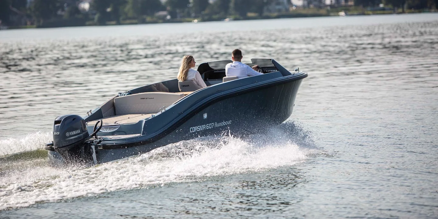 Corsiva 607 Runabout hátulról, menet közben két utassal