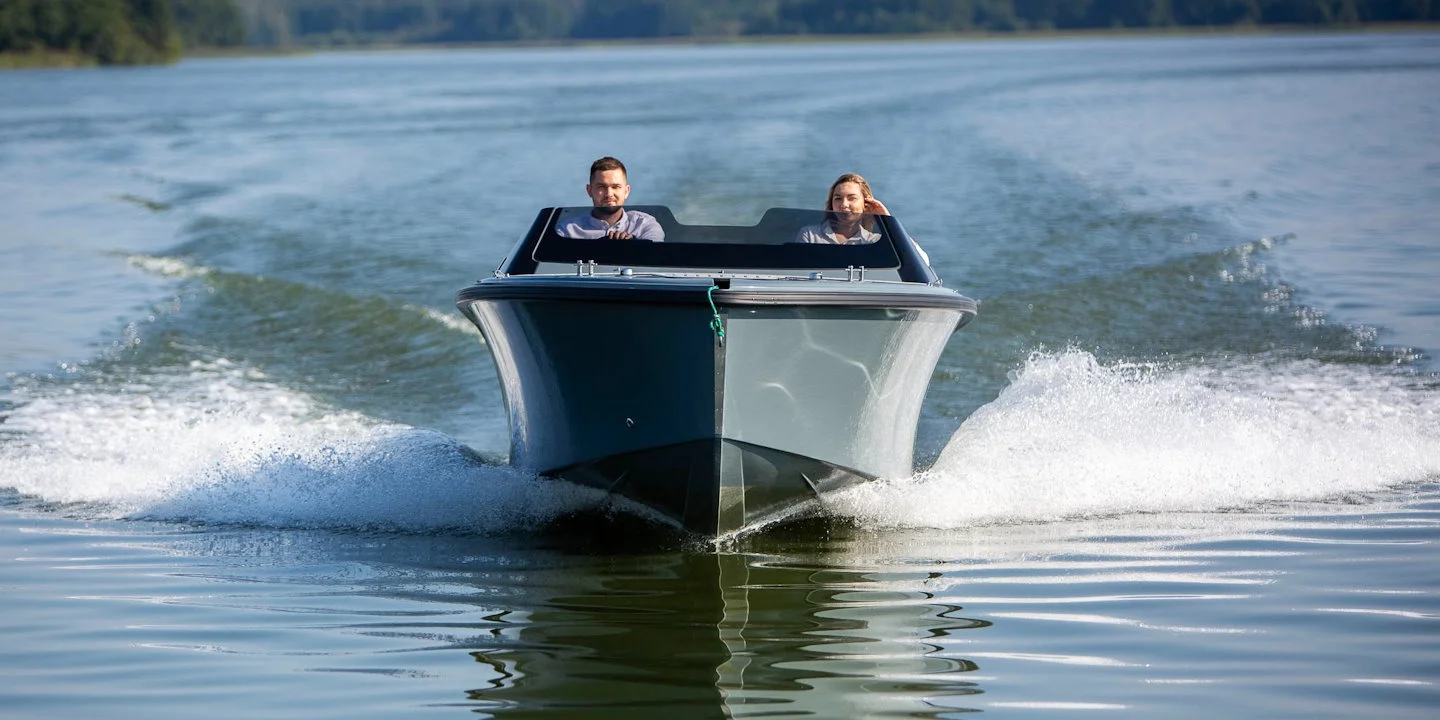 Corsiva 607 Runabout orr felől, menet közben
