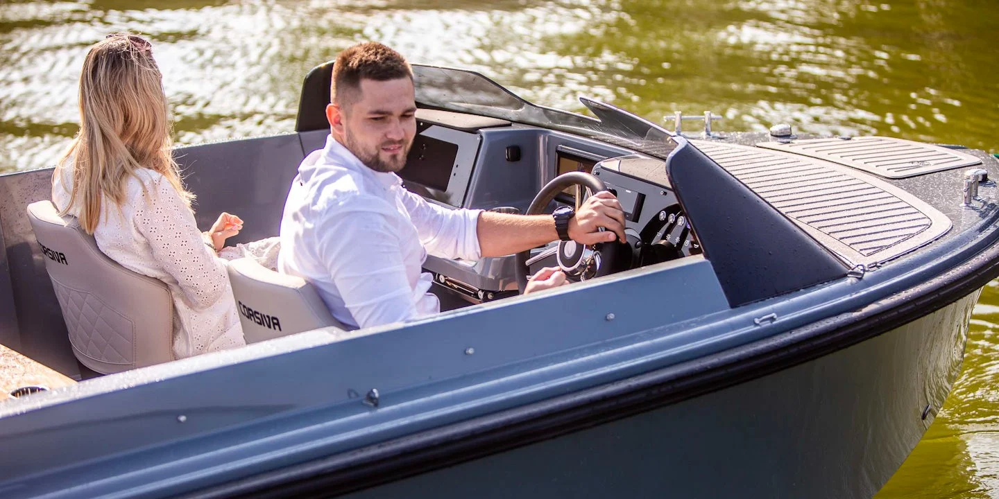 Corsiva 607 Runabout kormányállás, kormánykerékkel vezető mellett