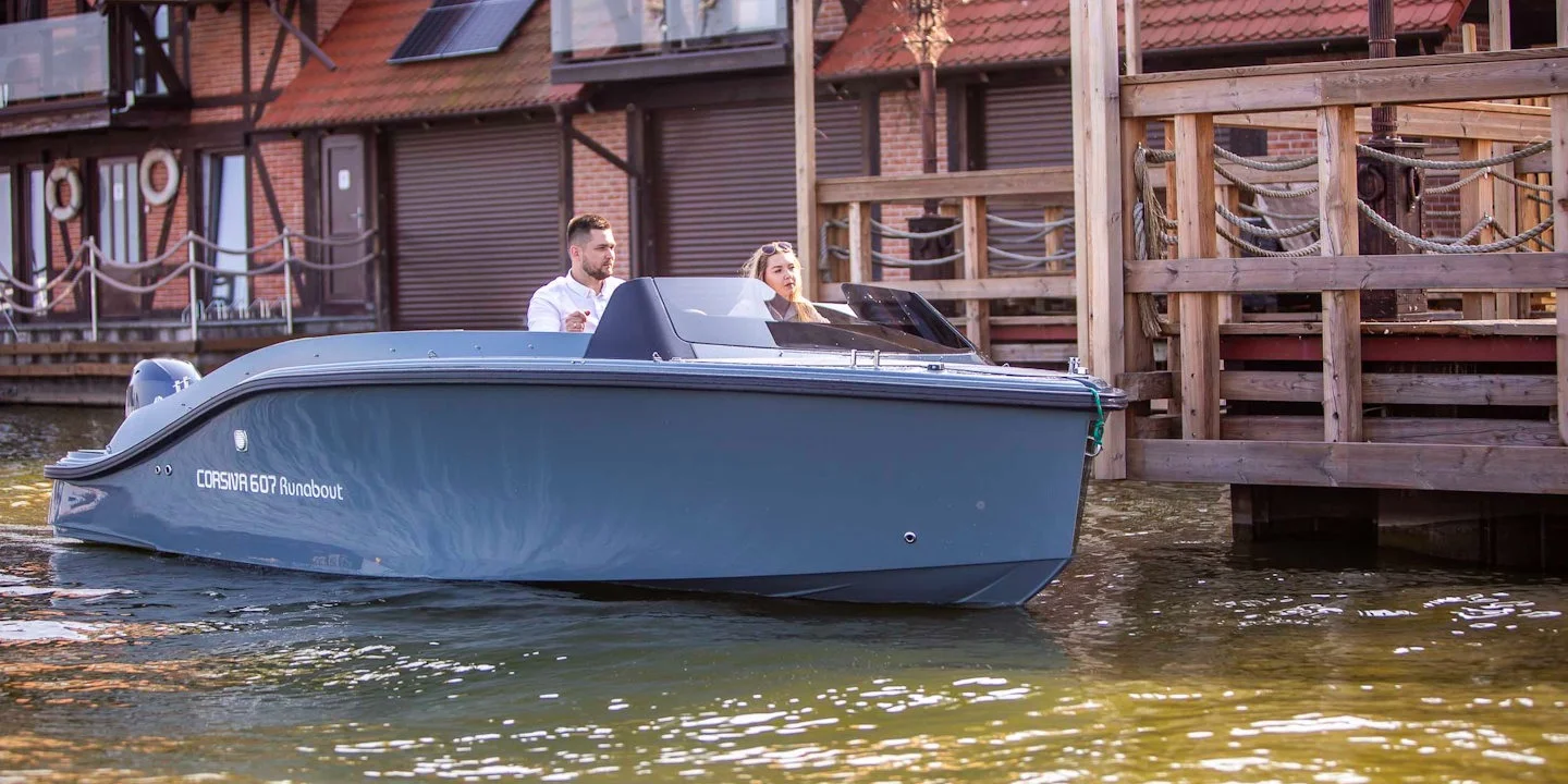 Corsiva 607 Runabout kikötőben, stégek mellett