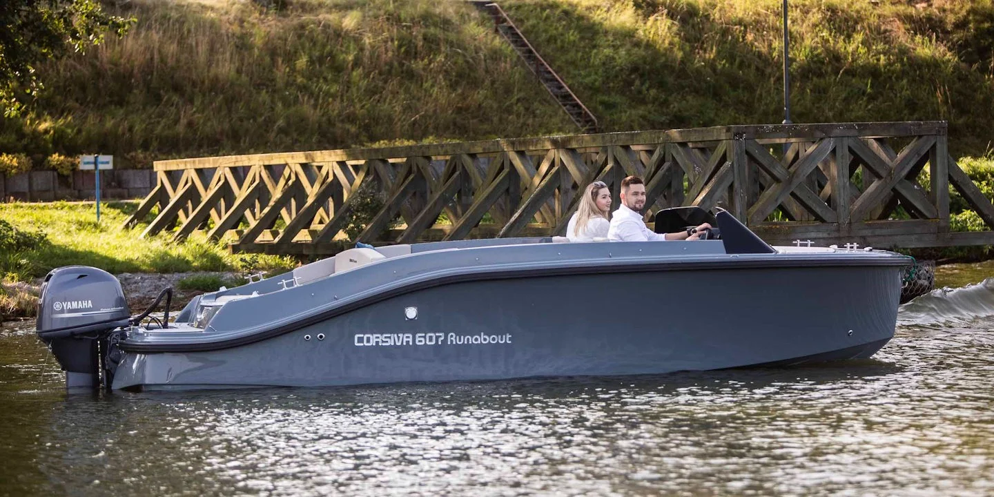 Corsiva 607 Runabout oldalnézetből, Yamaha 60 külsőmotorral