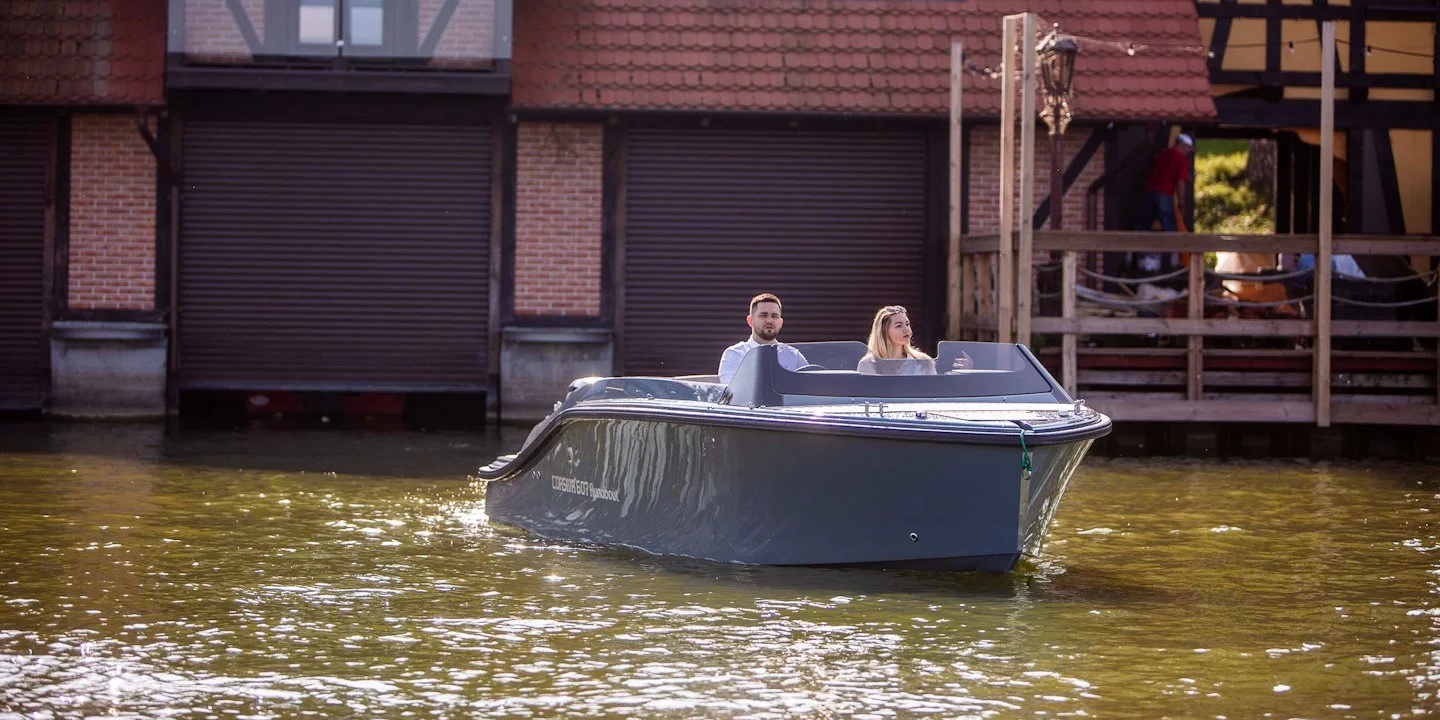 Corsiva 607 Runabout kikötőnél, két utassal