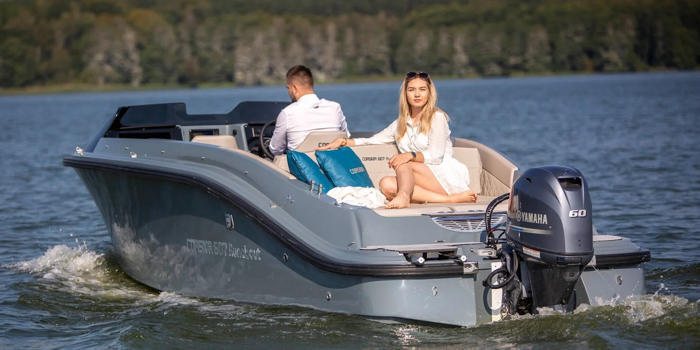 Corsiva 607 Runabout tatnál napozó utassal és Yamaha motorral