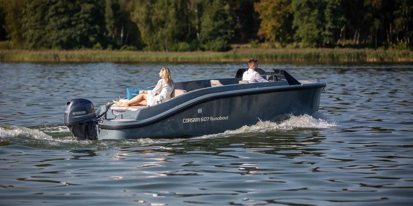 Corsiva 607 Runabout oldalnézetből, tavon, ülő utassal