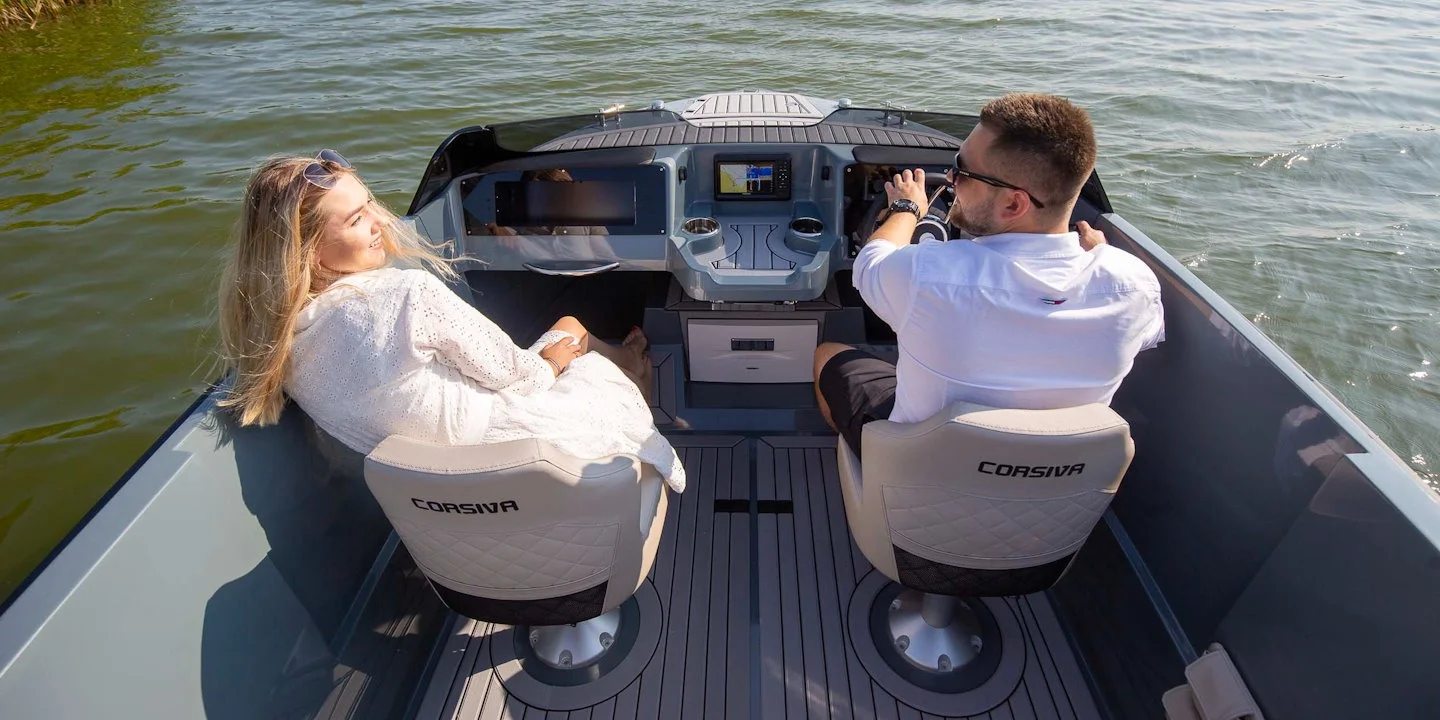 Corsiva 607 Runabout felülnézetből, kormányállás és két ülés