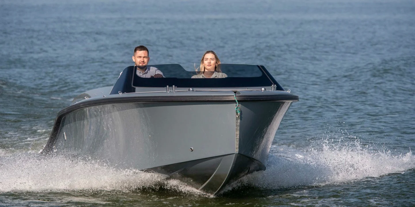 Corsiva 607 Runabout orr felől, sebesen haladva