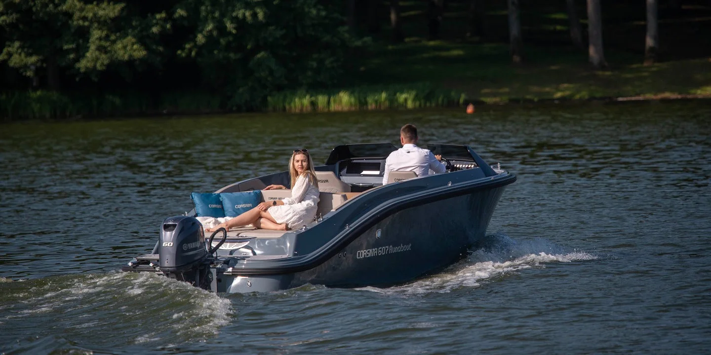 Corsiva 607 Runabout hátulról, tatülés és külsőmotor