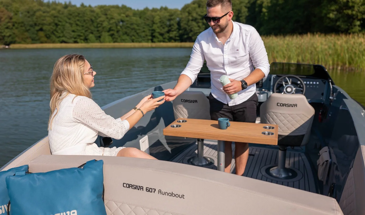 Corsiva 607 Runabout ülőgarnitúra és kormányállás, utasokkal
