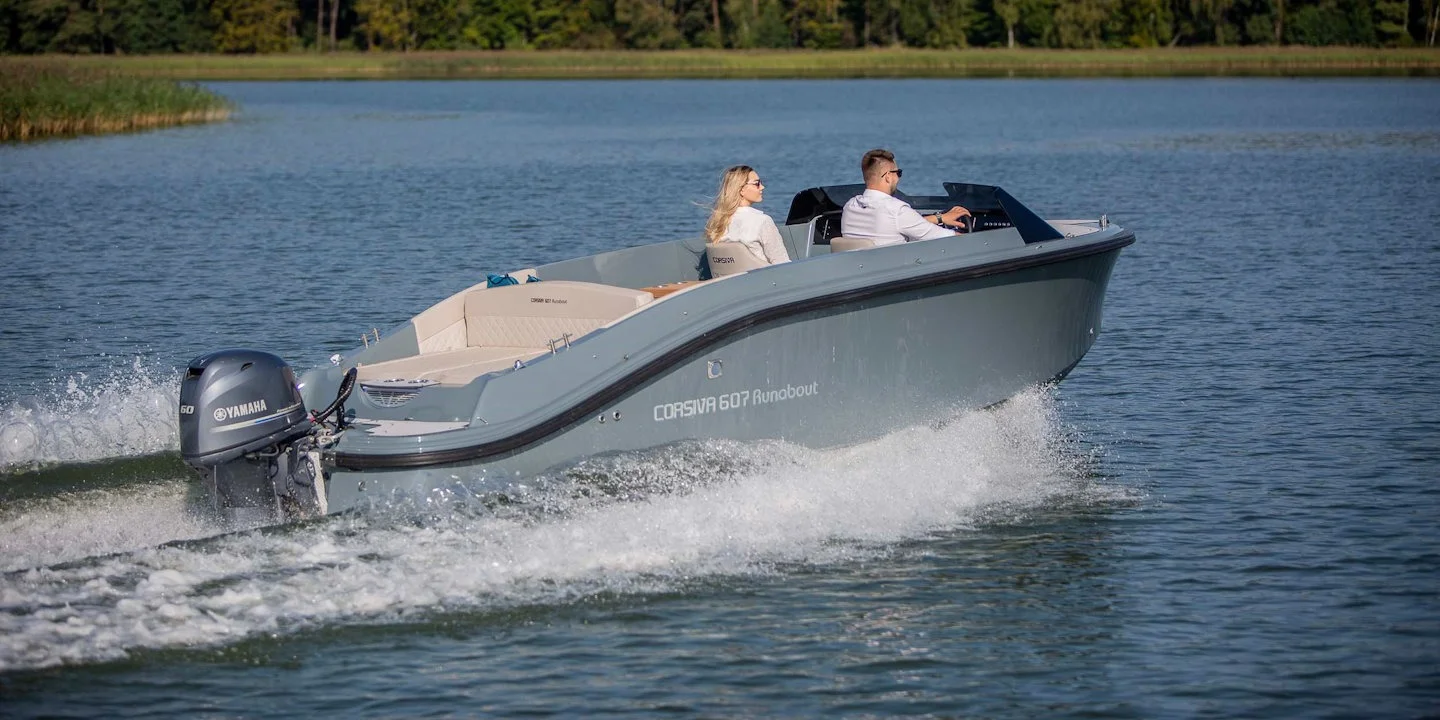 A Corsiva 607 nyitott, hatfős runabout típusú hajó