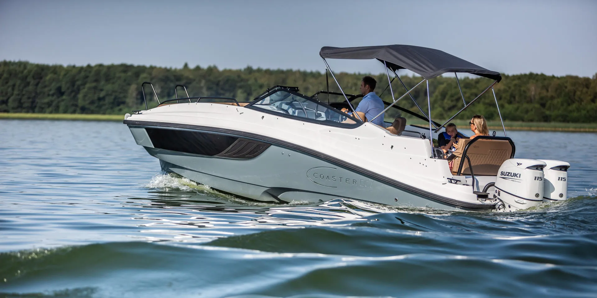 Coaster DC7 oldalnézetből, bimini, kokpit és külmotorral